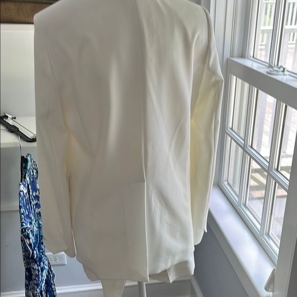 Elegant White Embroidered Women's Blazer and shorts - Picture 6 of 7